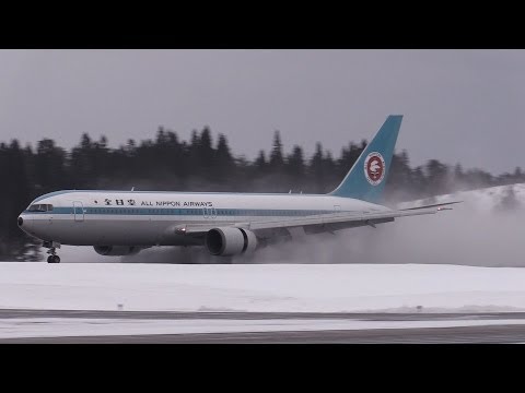 全日空モヒカンジェット ANA Boeing 767-300 classical Paint Aircraft Land &amp; Take off at Akita Airport 秋田空港飛行機離着陸