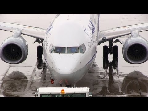 雨降る秋田空港から離陸する飛行機 ANA Boeing 737-800 JA59AN taking off from rainy Japan Akita Airport 全日空 ボーイング737