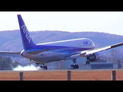 強風時の旅客機着陸 ANA Boeing 767-300 landing at Sendai Airport where strong winds are blowing 仙台空港
