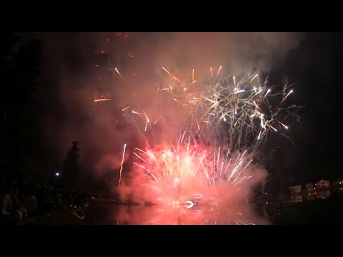 山内いものこまつり Japanese Fireworks show exploding on the water in Imonoko matsuri 2011 水中花火ショー 秋田観光