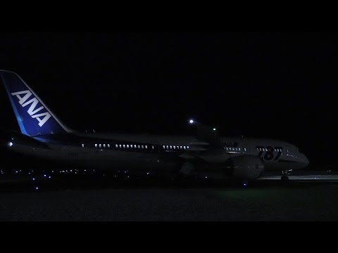 秋田空港 夜の飛行機着陸 ANA Boeing 787-8 Night landing to Japan Akita Airport in Winter 雪景色 全日空 ボーイング 787