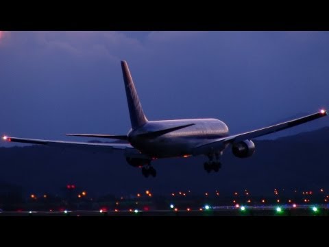 仙台空港飛行機暴風離着陸 Plane take off and landing at Japan Sendai Airport where a storm is blowing