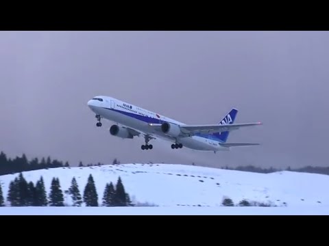 雪煙が舞う飛行機の離陸 Takeoff of ANA Boeing 767-300 with smoke of snow at Japan Akita Airport 秋田空港