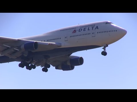 成田航空科学博物館 DELTA AIR LINES BOEING 747-400 Lading to Japan Tokyo Narita Int&#039;l Airport デルタ航空 ジャンボジェット