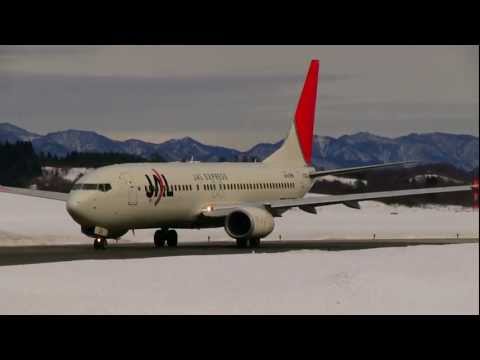 冬の秋田空港飛行機離陸 JAL Japan Airlines Boeing 737-800 JA331J Take off from Akita Airport in Winter 日本航空