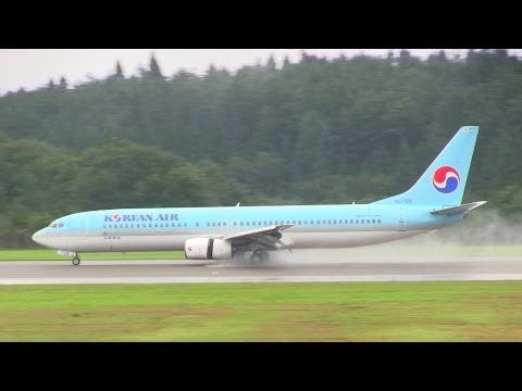 秋田空港 大韓航空機着陸 Korean Air Boeing 737-900 Landing to Japan Akita Airport in the Rain 飛行機 plane