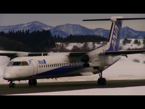 飛行機が2機連続で離着陸 ANA Wings DHC-8-Q400 Take off &amp; JAL Boeing 737-800 Land at Akita Airport 冬の秋田空港