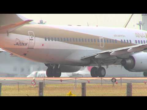 ANA BOEING 737-700 JA02AN GOLD JET Take off from Sendai Airport 全日本空輸 ゴールドジェットの離陸 仙台空港