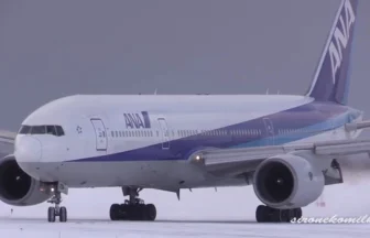 Two Airliners take off and land at Akita Airport in winter ANA Boeing 777 & JAL Boeing 737