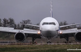 ANA BOEING 767-300 Landing & Take off at Komatsu Airport in a storm