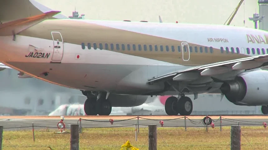 ANA BOEING 737-700 JA02AN GOLD JET Take off from Sendai Airport