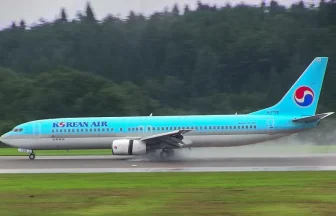 Korean Air Boeing 737-900 HL7725 landing to Akita Airport in the Rain