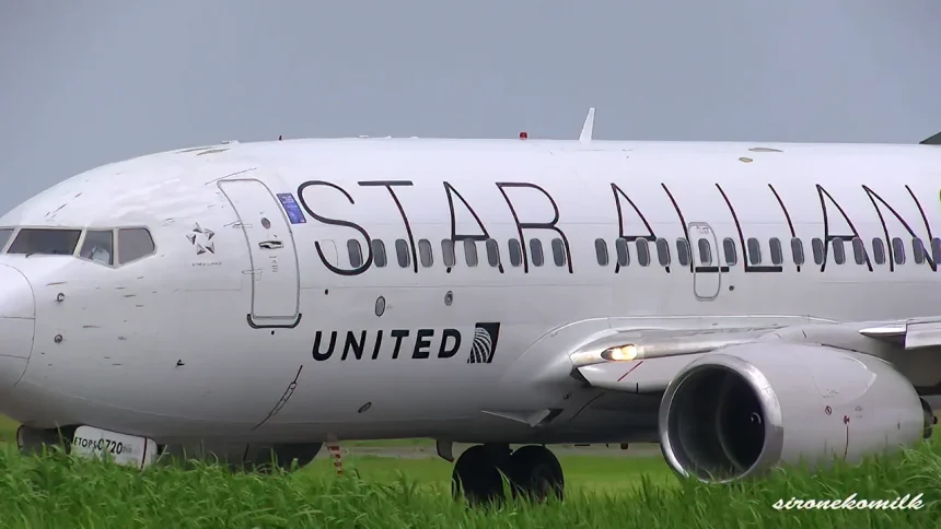 Star Aliance Colors United Airlines Boeing 737-700 N13720 Take off from Sendai Airport