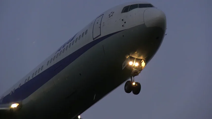 ANA's Boeing 767-300, which was replaced with a Boeing 777 radome, landed at Sendai Airport