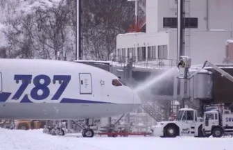 Snow Removal & ANA BOEING 787-8 Take off at Akita Airport